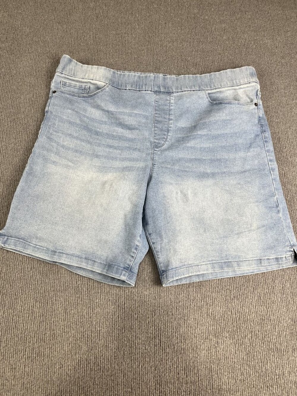 DKNY Jeans Light Wash Denim Shorts XXL Elastic Waist Womens